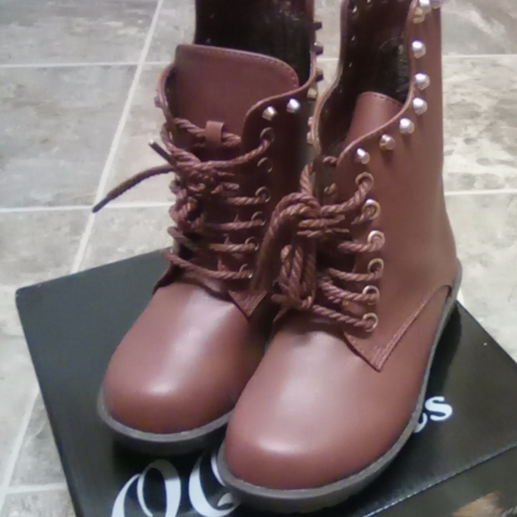 Boots - Picture 3 of 7